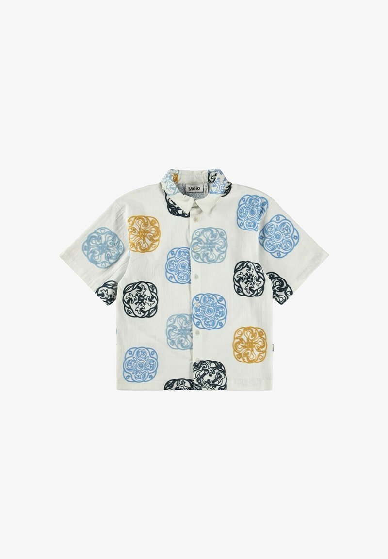 Chemise à manches courtes en tissu blanc ornée de motifs carrés colorés en bleu, jaune et noir, avec un col boutonné.