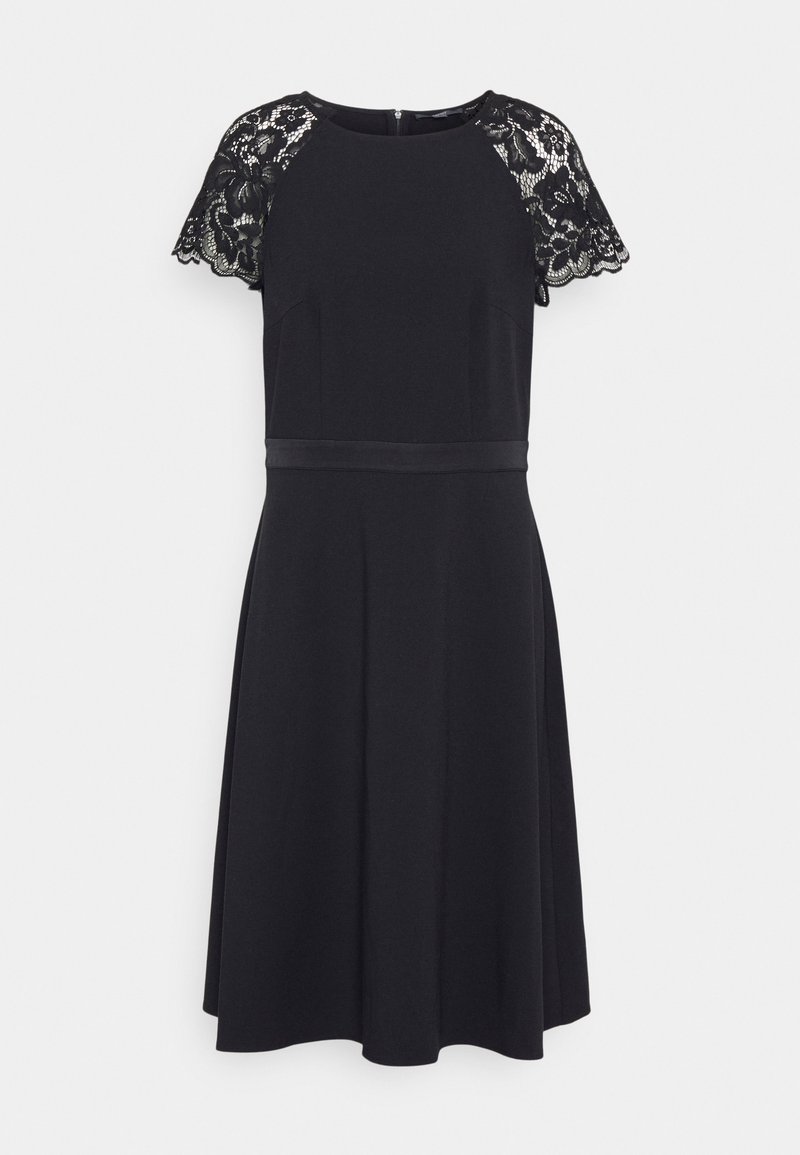 Vestido preto com mangas curtas de renda, decote redondo e corpete justo. Apresenta um cinto de cetim na cintura e uma saia rodada.