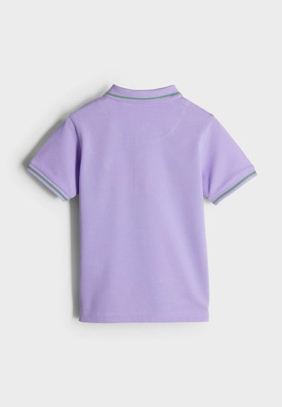 Lila polo skjorta med korta ärmar, ribbad krage i grönt och en slät textur. Bakifrån syns en enkel design utan mönster.
