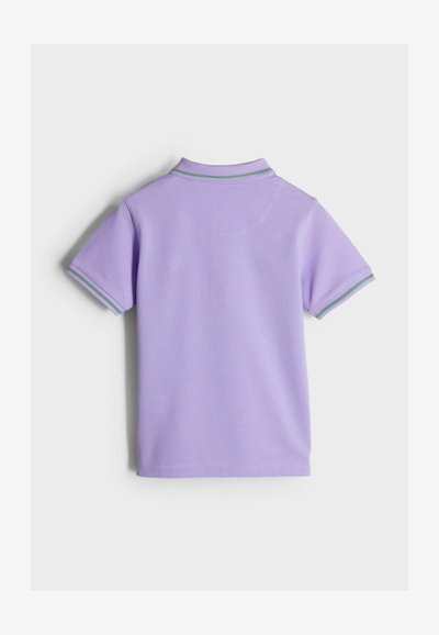 Lila polo skjorta med korta ärmar, ribbad krage i grönt och en slät textur. Bakifrån syns en enkel design utan mönster.