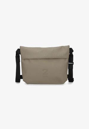 Borsa a messenger beige con design roll-top, realizzata in tessuto texture. Presenta una cinghia nera regolabile e un logo sottile embossato sulla parte anteriore.
