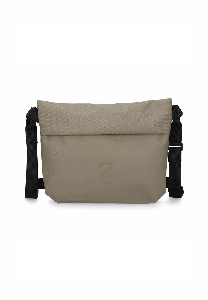 Borsa a messenger beige con design roll-top, realizzata in tessuto texture. Presenta una cinghia nera regolabile e un logo sottile embossato sulla parte anteriore.
