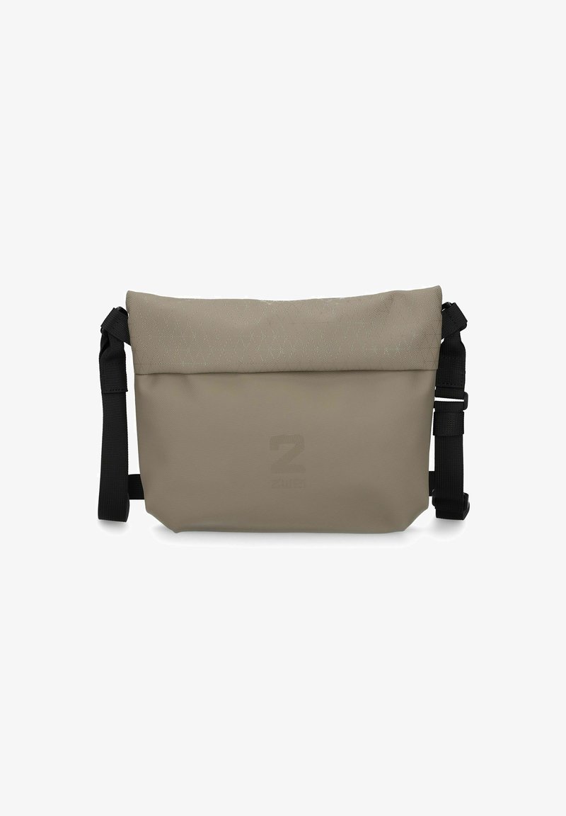 Borsa a messenger beige con design roll-top, realizzata in tessuto texture. Presenta una cinghia nera regolabile e un logo sottile embossato sulla parte anteriore.