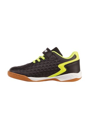 Schwarz-grüner Indoor-Sportschuh in Neon, mit gestepptem Muster, Klettverschluss, neonfarbenen Schnürsenkeln und Gummisohle, seitlich dargestellt.