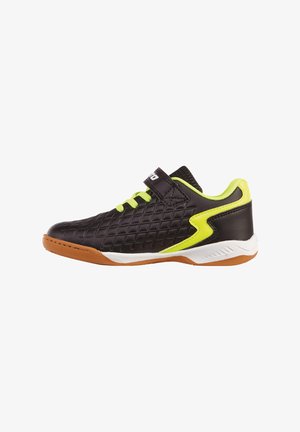 Schwarz-grüner Indoor-Sportschuh in Neon, mit gestepptem Muster, Klettverschluss, neonfarbenen Schnürsenkeln und Gummisohle, seitlich dargestellt.