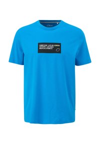 Jasnoniebieski bawełniany t-shirt z czarnym prostokątnym nadrukiem z białym tekstem. Krótkie rękawy i okrągły dekolt.