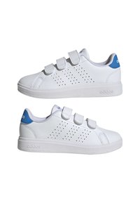 Baskets blanches avec accent bleu, en matériau synthétique, dotées de trois bandes à scratch et de côtés perforés pour la respirabilité.