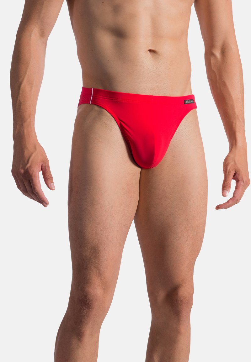 Röda simbyxor med låg midja, tillverkade av mjukt och elastiskt material. Har en smal midjeresår och en liten logotagg framtill.