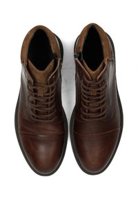 Botas de cuero marrón con parte superior texturizada, cierre con cordones y cremalleras laterales. Cuentan con un acabado liso, punta redondeada y suela resistente.