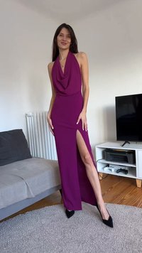 Fuksia šaty s neckhalerom, s prepadnutým výstrihom a rozparkom až po stehno. Kombinované s čiernymi lodičkami s špicatou špičkou. Hladká látka a priliehavý strih.