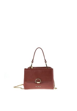 Borsa a mano in pelle marrone con manico superiore, tracolla a catena dorata e fibbia dorata sulla pattina frontale, centrata su sfondo bianco.