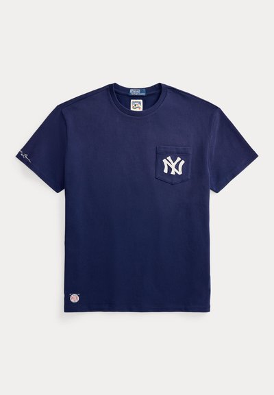 T-shirt in cotone blu navy con scollo a girocollo, tasca sul petto a sinistra con logo bianco "NY" e piccolo dettaglio ricamato sulla manica.