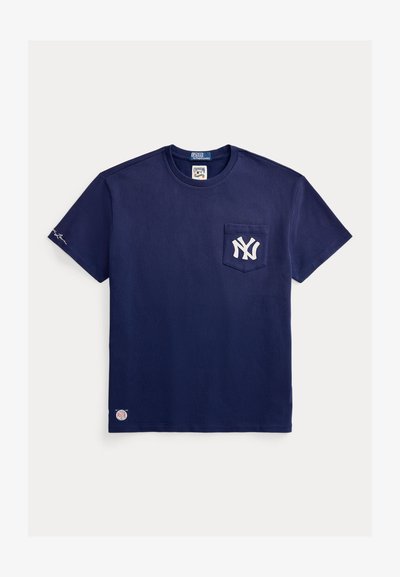 T-shirt in cotone blu navy con scollo a girocollo, tasca sul petto a sinistra con logo bianco "NY" e piccolo dettaglio ricamato sulla manica.