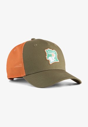 Gorra de béisbol con frontal verde oliva y parte trasera de malla naranja, con un parche con un mapa verde y un diseño de elefante blanco.