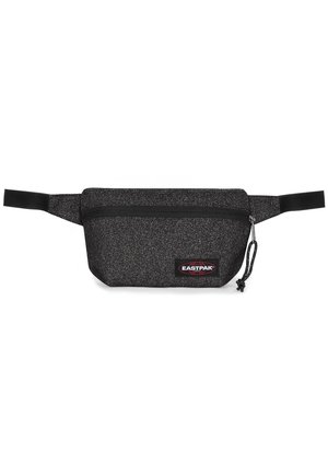 Borsa a vita nera con finitura testurizzata, dotata di tasca frontale con zip e tracolla regolabile. Patch con logo Eastpak sul lato.