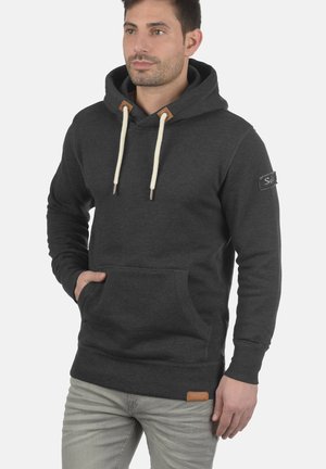 Sudadera con capucha de color gris oscuro, hecha de una mezcla de algodón, con cordones crema, bolsillo frontal y una etiqueta de cuero en el dobladillo.
