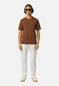 Scotch & Soda SEASONAL CORE REGULAR FIT LOGO - T-Shirt basic - braun