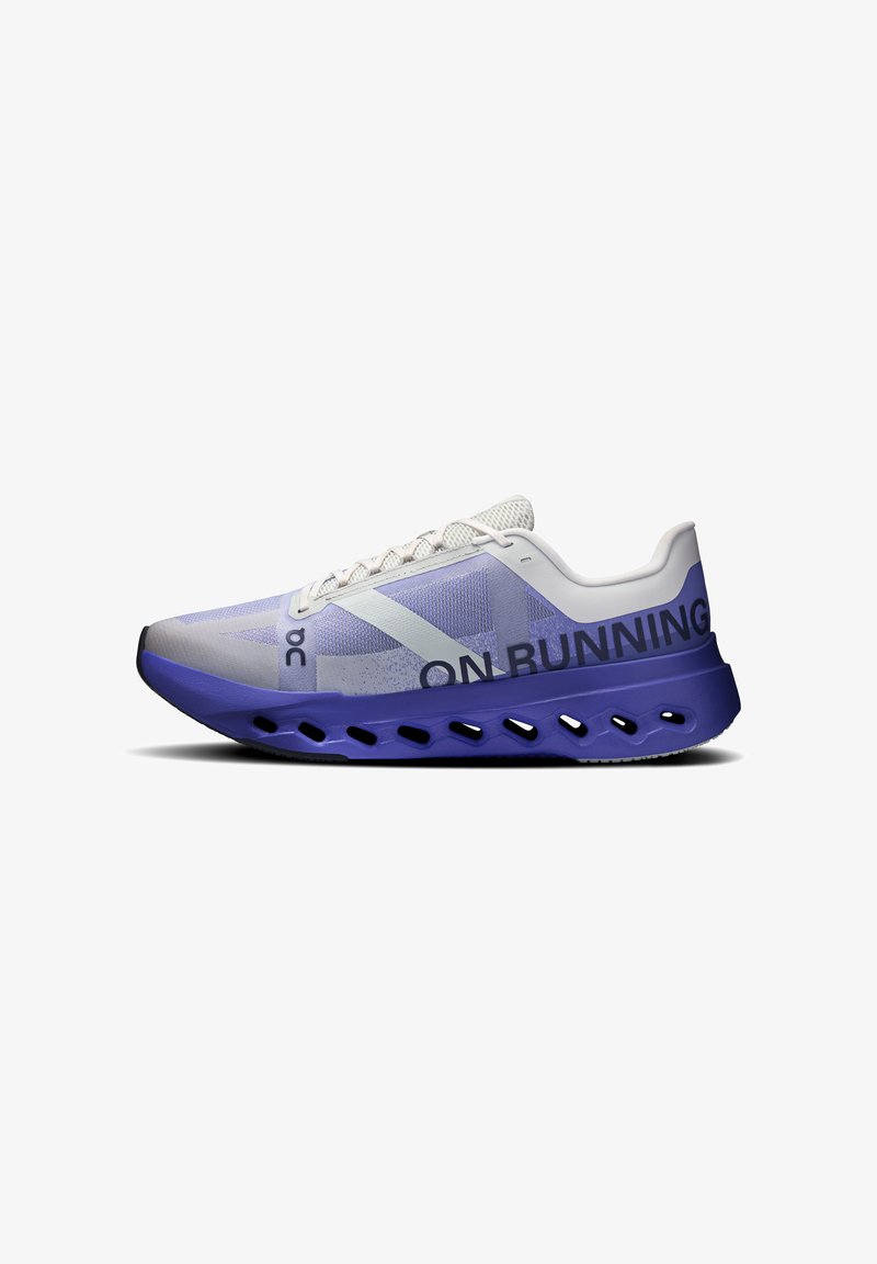 Chaussure de course gris clair et violet avec la marque "ON RUNNING" et des trous d'aération sur la semelle, vue de côté sur fond blanc.