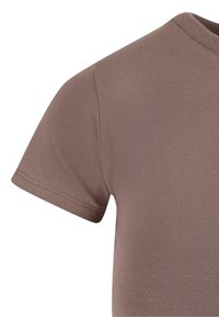 Brązowa koszulka bawełniana z okrągłym dekoltem i krótkimi rękawami. Materiał jest gładki z subtelną teksturą i starannie wykończonymi brzegami.