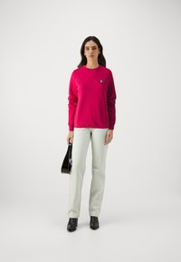 KARL LAGERFELD OVERSIZED IKON PATCH - Felpa - pink