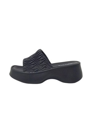 Sandalo nero con plateau a fascia, cinturino testurizzato a onde e suola spessa sagomata, visto di lato su sfondo bianco.