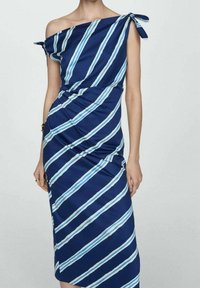 Robe bleu marine à épaules dénudées avec des rayures horizontales bleu clair et blanches. Comprend un détail noué sur une épaule et une silhouette ajustée.