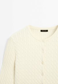 Cremefarbener Strickcardigan mit Rundhalsausschnitt, ausgestattet mit einer Knopfverschluss und drei Knöpfen an der Vorderseite. Weicher, strukturiertes Material.