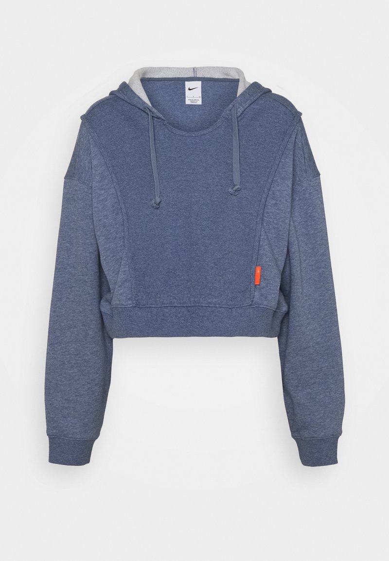 Sweat-shirt bleu coupé avec une capuche grise, doté de cordons, d'un tissu texturé et d'un petit logo orange sur la couture latérale.