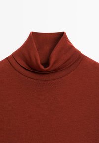 Rollkragenpullover in tiefem Rot, aus weichem, elastischem Stoff. Mit einem umgeschlagenen Kragen und einer glatten Textur. Schlicht, ohne Muster oder Akzente.