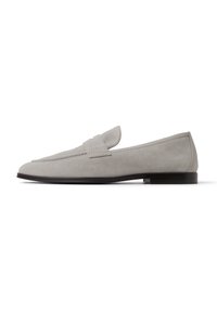 Graue Wildleder-Loafer mit abgerundeter Spitze und einem erhöhten Riemen. Flache schwarze Sohle, minimale Nähte und eine glatte Oberfläche.