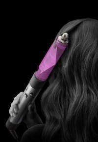 Piastra per capelli arricciacapelli con corpo argentato, tubo viola e finitura lucida; crea onde nei capelli; include pulsanti per il controllo della temperatura.