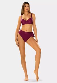 Zestaw bikini w głębokim burgundzie z teksturowanej tkaniny. Góra ma szeroki pasek i regulowane ramiączka; dół z wysokim stanem posiada detal w postaci wiązania z boku.