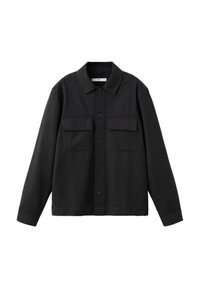 Črna srajca z dolgimi rokavi in gumbom, z dvema sprednjima žepoma s poklopcem in ovratnikom, prikazana na beli podlagi.