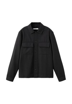 Sort langærmet skjorte med knaplukning, to frontlommer med klap og krave, præsenteret på en hvid baggrund.