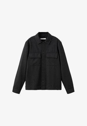 Čierna košeľa s dlhými rukávmi a gombíkmi, s dvoma prednými vreckami s chlopňami a golierom, vystavená na bielom pozadí.