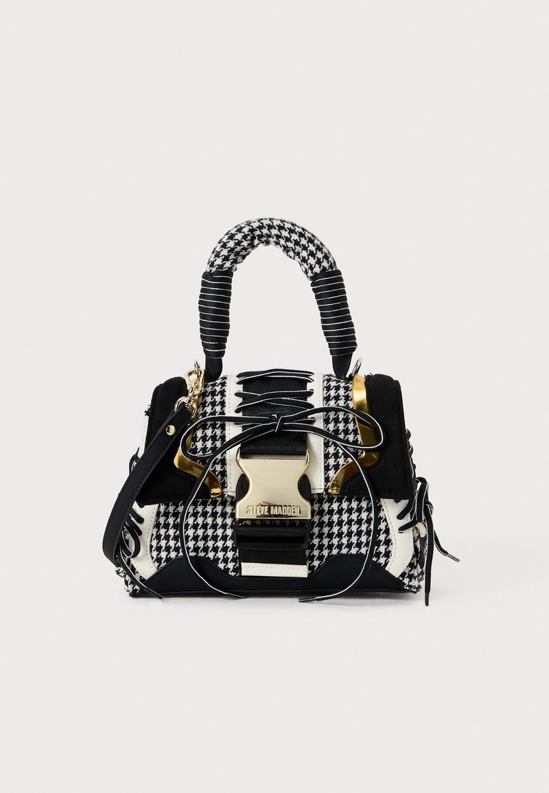 Petit sac à main pied-de-poule noir et blanc avec poignée rembourrée, boucle dorée, accents en cuir noir et bandoulière attachée.