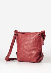 Rode leren crossbody tas met een zachte, gestructureerde afwerking, ritssluiting en verstelbare schouderband met hardware-accenten en merkaanpassingen.