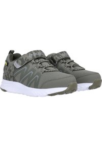 Des chaussures de sport vertes et grises avec un motif camouflage, une tige en maille et des semelles blanches ; dotées d'une sangle Velcro et de détails texturés.