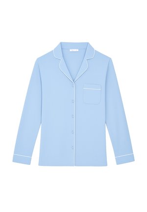 Camicetta da pigiama azzurro chiaro con maniche lunghe, piping bianco lungo il colletto e la tasca, e una singola tasca sul petto. Texture del tessuto morbida.