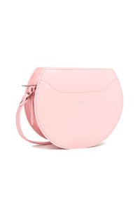 Sac bandoulière en cuir rose avec un design arrondi et semi-circulaire, texture lisse et une fine sangle réglable. Détail logo subtil à l'avant.