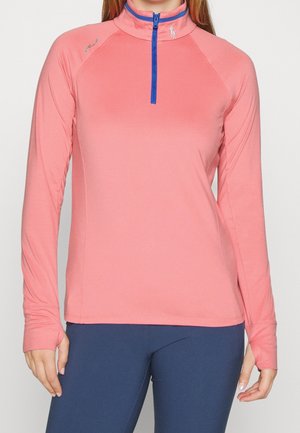 Haut de sport à manches longues en corail avec un demi-zip et des détails de fermeture éclair bleus. Présente des manches raglan et un tissu lisse et extensible.