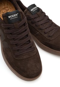 Woden TOKE - Trainers -  chocolate