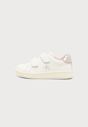 Hvid lavtop sneaker med to velcrobånd, lyserød foring, beige sål og subtil Calvin Klein-logo på siden.