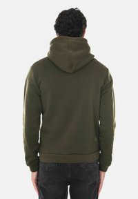 Felpa con cappuccio verde oliva dal morbido tessuto, cuciture rinforzate e tasca a marsupio. Presenta un orlo e polsini a coste.