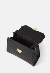 Sac à main rectangulaire noir avec fermoir doré et rabat ouvert montrant une poche intérieure zippée sur fond blanc.