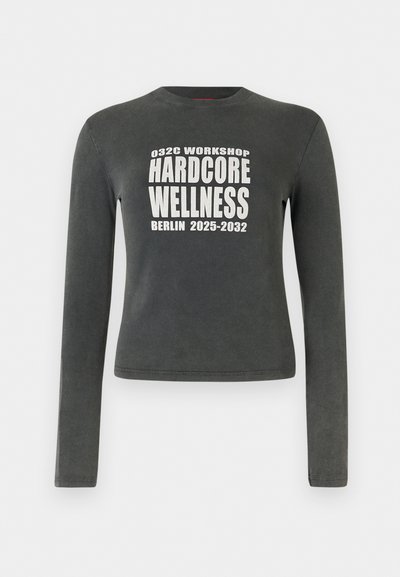 Tamsiai pilkas ilgomis rankovėmis marškinėliai su balta fraze "032C Workshop Hardcore Wellness Berlin 2025-2032" centrine dalyje priekyje.