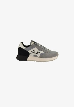 Szare sneakersy z połączeniem zamszu i siateczki. Posiadają czarną piętę, białe akcenty i wyraźne logo na boku. Lekką podeszwę.