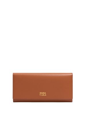 Cartera de cuero marrón con textura suave, cierre con solapa y texto en relieve dorado "BIMBA Y LOLA" en la parte frontal. Diseño rectangular.