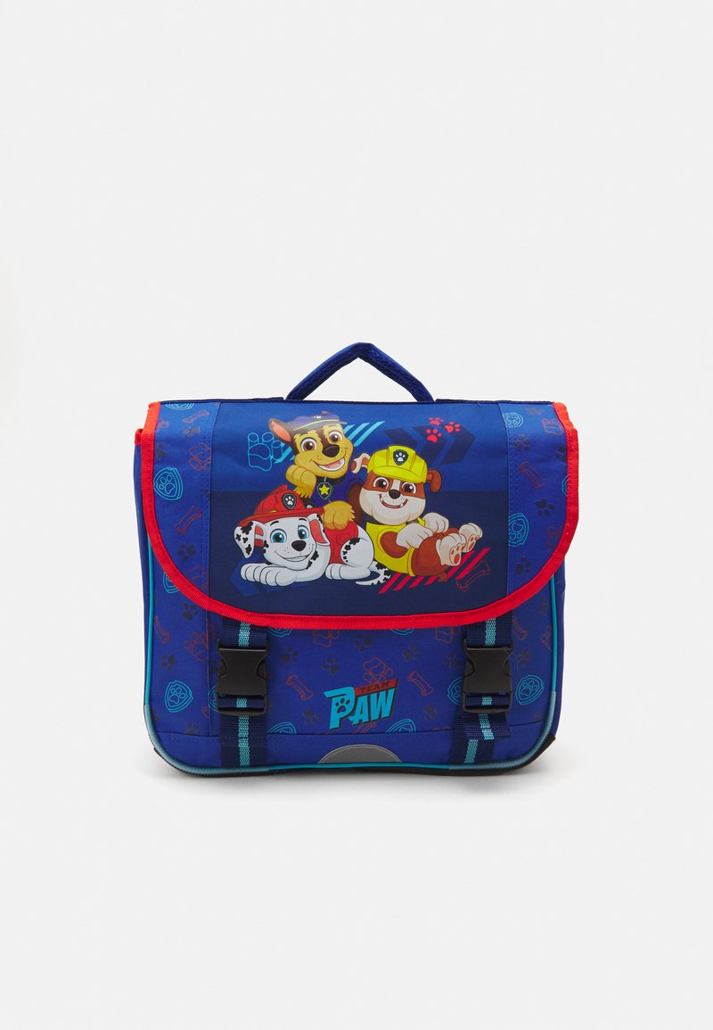 Plavi ruksak s crvenim detaljima, s crtanim psima sprijeda. Teksturirani materijal s podesivim trakama i kopčama. Istaknuti uzorak sa šapama.