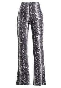 Pantaloni svasati in stampa pitone bianco e nero, con vita alta, texture liscia e un distintivo motivo rettile su tutta la superficie.